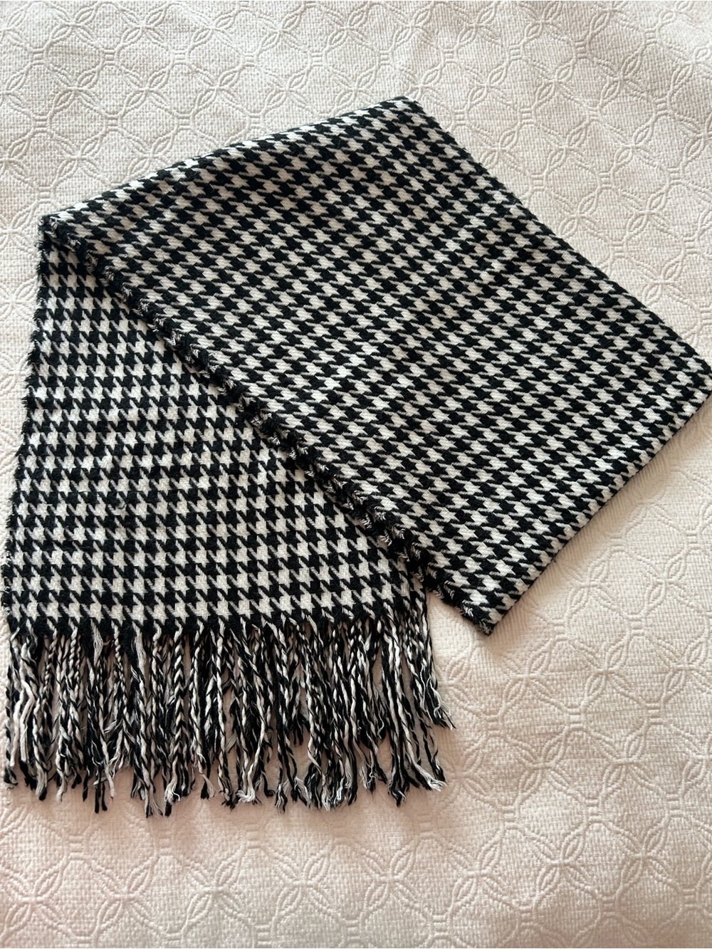 Unbranded Black & White Houndstooth Scarf. Soft Fabric.